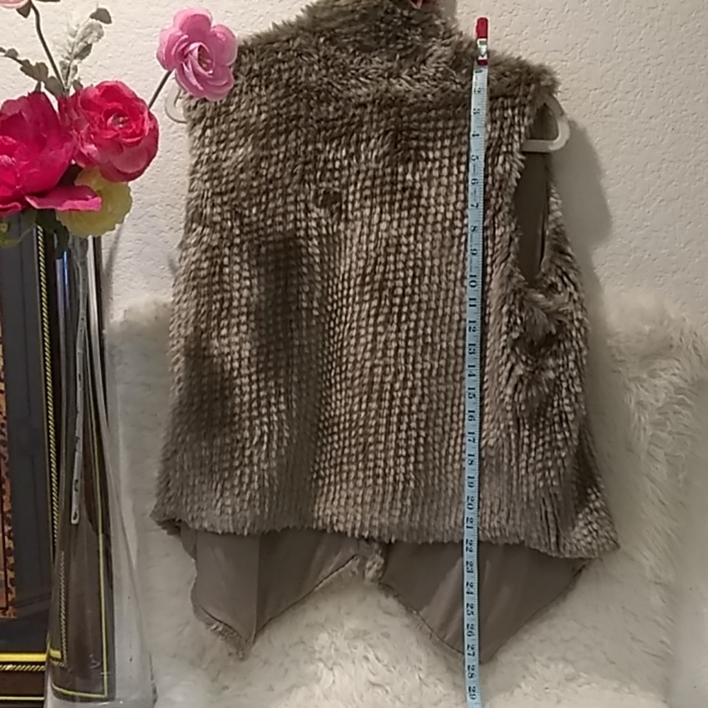❄❄ Express Faux Fur Vest ❄❄ - Picture 5 of 6
